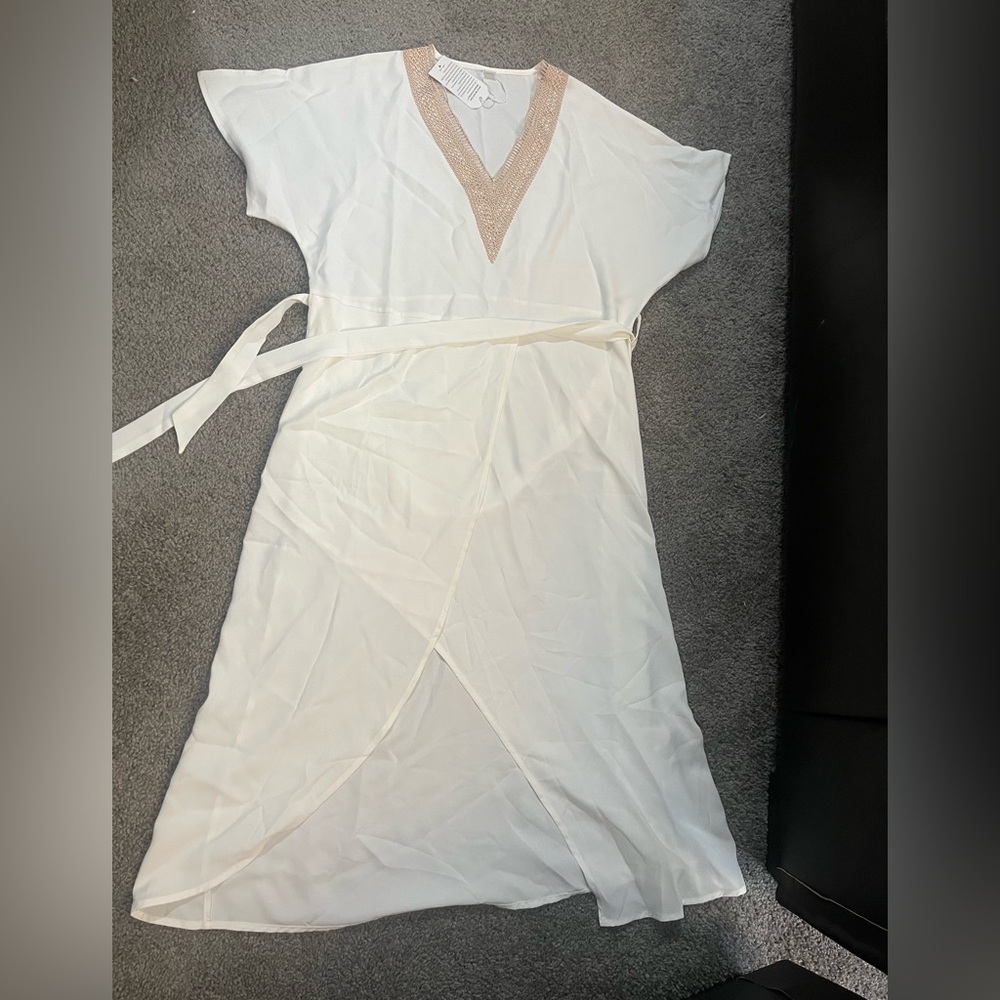 Elegant Cream MIDI Dress with Tan V-Neck Detail - Size Medium